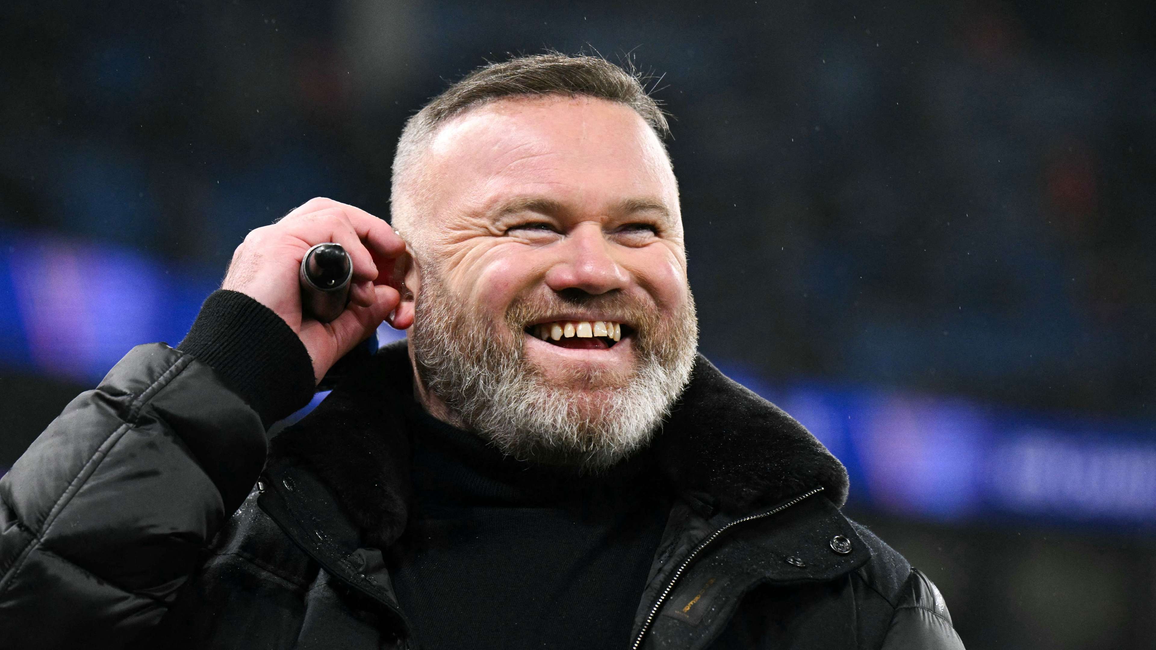 一个被球迷 一个被球迷